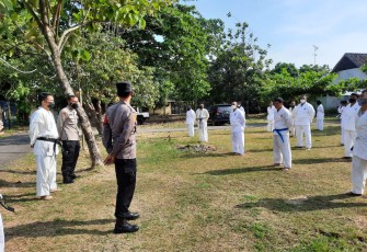 Jajaran Polres Pekalongan Kota, Polda Jawa Tengah menggelar ujian beladiri Polri berkala bagi seluruh anggota di lapangan Aspol Kraton Pekalongan Barat, Kamis, (134/10/2021).