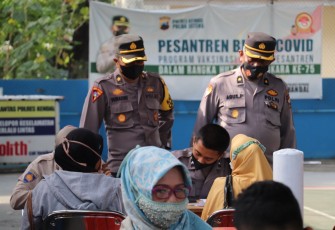 Anggota Polres Kendal monitoring pemberian bantuan UMKM di Mapolres Kendal