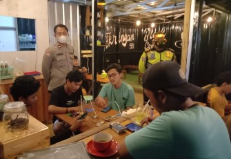 Anggota Polsek Weleri kembali melaksanakan Kegiatan Pemantauan PPKM Level 2 di Angkringan 93 Desa Karangdowo Kecamatan Weleri, Kabupaten Kendal, Sabtu Malam (16/10/2021).
