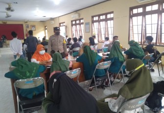 Anggota Polsek Pegandon AKP Zainal Arifin, SH monitoring vaksinasi di di Kecamatan Pegandon Kabupaten Kendal. Selasa (19/10/2021) 