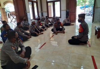 Polres Pekalongan Kota, Polda Jateng menggelar acara secara virtual di Masjid Nur Hidayah Mapolres Pekalongan Kota, Polda Jateng yang dipusatkan dari masjid At Taqwa Polda Jawa Tengah.Selasa (19/10/2021).