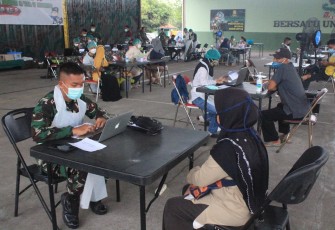  Kegiatan serbuan vaksinasi gratis tahap kedua dosis kedua, di Gedung Serba Guna (GSG) Markas Yonif Mekanis Raider (MR) 413/Bremoro Kostrad.