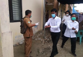 Para peserta tes CPNS Kabupaten Aceh Singkil saat hendak mengikuti ujian di aula Dinas Kesehatan setempat