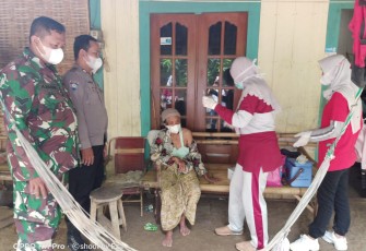 Anggota Polsek Cepiring dampingi Nakes laksanakan vaksinasi lansia di Rumahnya. Sabtu 13/11/2021
