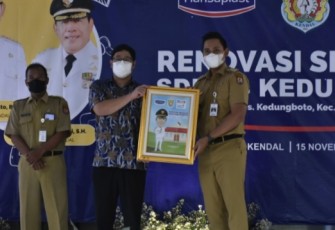 Bupati Kendal Dico M. Ganinduto menerima CSR Rehabilitasi gedung sekolah SDN 4 Kedungboto Kecamatan Limbangan dari perusahaan Indomaret dan Hansaplast