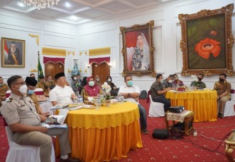 Gubernur Rohidin Mersyah di dampingi OPD terkait mendengarkan pemaparan perencanaan/masterplan Bengkulu Internasional Sport Center (BISC) dari pihak konsultan 