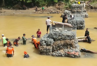 Gotong royong bangun jembatan darurat
