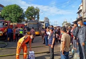  Dinas Pemadam Kebakaran dan Penyelamatan Kota Bengkulu langsung bergerak cepat setelah mendengar kabar toko New Khatulistiwa di jalan KZ Abidin 1 Kota Bengkulu Dilalap Si Jago Merah