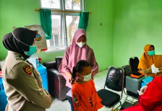 Anggota Polsek Limbangan laksanakan pengamanan vaksinasi di Puskesmas Limbangan, Rabu 24/11/2021