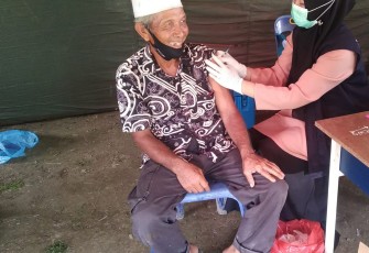 Tenaga Kesehatan Kabupaten Aceh Singkil saat melakukan kegiatan vaksinasi massal covid-19 disalah satu desa dalam Kecamatan Singkil