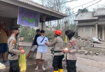 Polri Gelar Operasi Kemanusiaan Aman Nusa II Tanggulangi Erupsi Gunung Semeru 