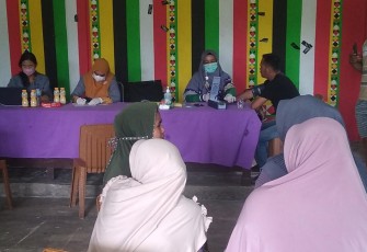 Tenaga Kesehatan Puskesmas Singkil, saat memeriksa warga dalam kegiatan vaksinasi covid-19 di Desa Pea Bumbung