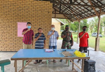 Babinsa Koramil 1016-02 Bukit Batu melaksanakan monitoring kegiatan pemilihan ketua RT 03 Kelurahan Tumbang Tahai 