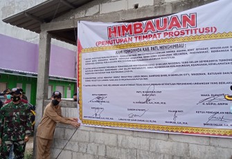 Pemasangan spanduk penutupan LI