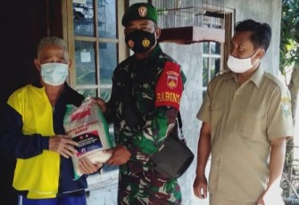 Pembagian beras untuk masyarakat