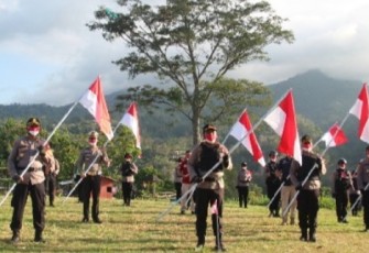 Pengibaran bendera di ketinggian 1.356 MDPL