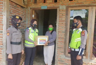 Polres Seluma Bagi Sembako Hasil Program 1000 Berbagi