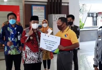 Walikota Santoso Secara Simbolis Menyerahkan BSU Kepada Pekerja Disaksikan Kepala BPJS Ketenagakerjaan Cabang Blitar Agus Dwi Fitrianto (kiri)