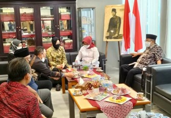 Mensos Risma (Jilbab Hitam) Berbincang dengan Kepala Perpusnas Bung Karno dan Walikota Santoso (paling kanan) di sebuah ruangan Perpusnas Bung Karno
