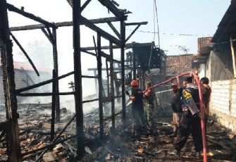 Petugas berusaha memadamkan api