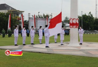 Upacara Bendera Peringatan Hari Pahlawan di Alun-Alun Kanigoro Kabupaten Blitar Tahun 2021