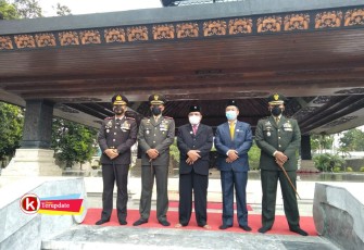 Walikota Santoso (tengah) Bersama Forpimda Blitar Setelah Berziarah di Makam Bung Karno (foto : Faisal NR / Klikwarta.com)