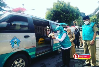 Bupati Rini Didampingi Sekda Izul Hendak Memecah Kendi Penanda Launcing Program WINGS RSUD Ngudi Waluyo (foto : Faisal NR / Klikwarta.com)