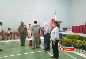Walikota Santoso Serahkan Bantuan Sosial ke Pedagang Kaki Lima di Acara Sosialisasi Undang-undang tentang Cukai (foto : Faisal NR / Klikwarta.com)