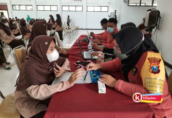 Petugas Tengah Melayani Peserta Vaksinasi Covid-19 (foto : Faisal NR / Klikwarta.com)