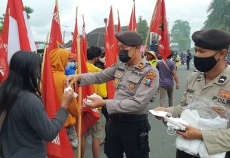 Polisi Kota Blitar Bagikan Masker Ditengah Amankan Aksi Unras KRPK (foto : Humas Polres Blitar Kota untuk Klikwarta.com)