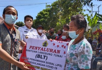 Bupati Samosir Vandiko Gultom salurkan BLT kepada warga
