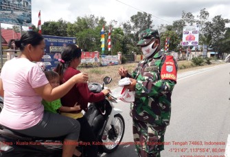 Satgas PPKM Kelurahan Kampuri Bagikan Masker Merah Putih Saat Detik Detik Proklamasi