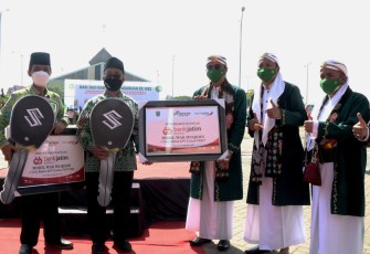 Bank Jatim Serahkan CSR Mobil Operasional Wak Muqidin 