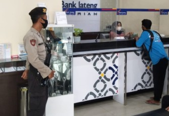 Anggota Pam Obvit Sat Samapta Polres Pekalongan Kota  melaksanakan patroli ke obyek vital seperti SPBU, kantor perbankan serta gerai gerai ATM dan pemukiman warga sabtu, (16/10/2021).
