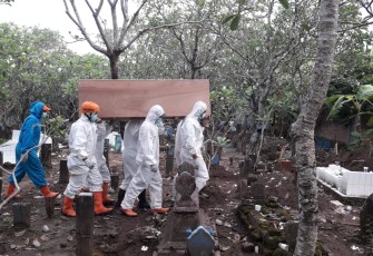 Pemakaman dengan protokol kesehatan di TPU Semampir