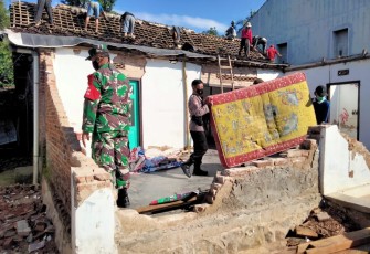 Rumah Muzaeni dibongkar aparat bersama warga