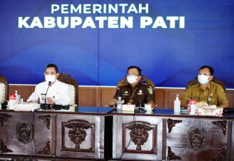 Bupati Pati Haryanto, Sekda Pati dan Forkopimda mengikuti rapat koordinasi penanganan Covid - 19