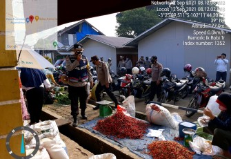Polres Bengkulu Utara Beri Imbauan Taat Prokes 5M Kepada Pedagang dan Pembeli 
