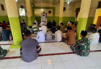 Personil satgas TMMD saat mengikuti sholat Jumat Berjamaah bersama Warga