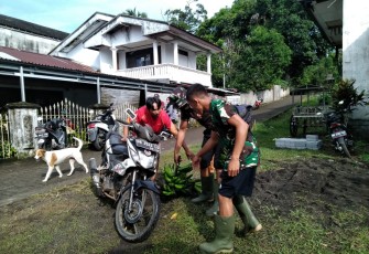 Warga saat mengantar tiga tandang pisang ke posko TMMD