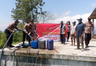 Bantuan Air Bersih Untuk Warga Kemalang