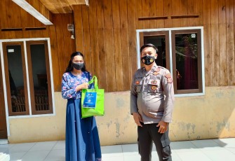 Polsek Lemahsugih Beri Bantuan Paket Sembako Untuk Warga Isoman Kurang Mampu  