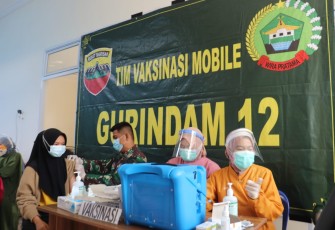 Dandim 0315/Bintan Dampingi Danrem 033/WP Tinjau Pelaksanaan Serbuan Vaksinasi Covid-19 Tim Vaksin Mobile Gurindam 12 di Kabupaten Bintan