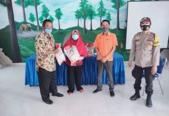 Pemerintah Desa Tua paya  Salurkan Bantuan Beras PKH Ke Warga