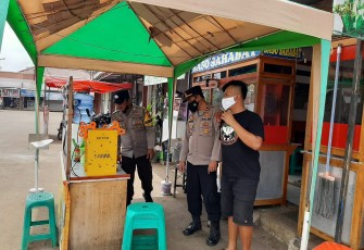 Bhabhinkamtibmas Polsek Malausma Sambangi Pedagang, Himbau Prokes dan Bagikan Masker