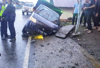 Kondisi Mobil Terperosok Dalam Got