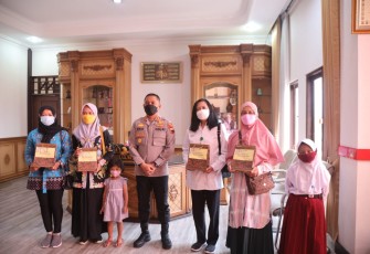 Kapolres Klaten Bersama Keluarga Anggota Polres Klaten Yang Menerima Bantuan