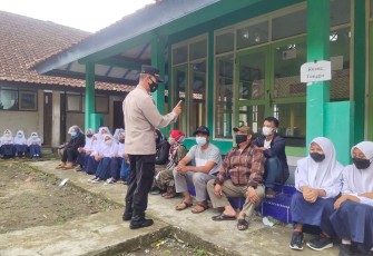Pantau Vaksinasi, Kapolsek Argapura Ingatkan Pentingnya Prokes
