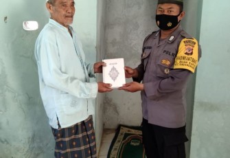 Bhabinkamtibmas Polsek Sindangwangi Berikan Sarana Kontak Berupa Perlengkapan Ibadah