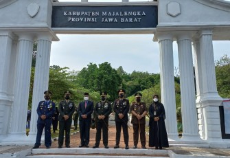 Kapolres Majalengka Hadiri Upacara Ziarah Nasional Taman Makam Pahlawan Sawala Peringatan HUT Ke-76 TNI